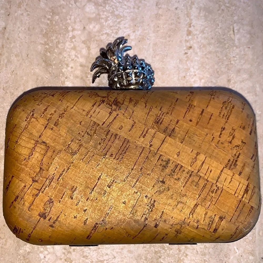 LA REGALE bag, hard sided cork clutch, chain, silver pineapple “kiss” clasp. EUC